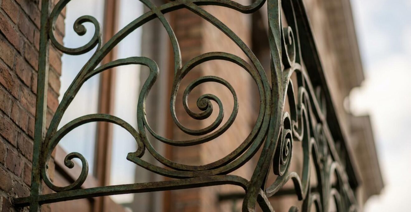 Façade Art Nouveau de Victor Horta à Bruxelles avec ses courbes végétales caractéristiques et ferronneries décoratives